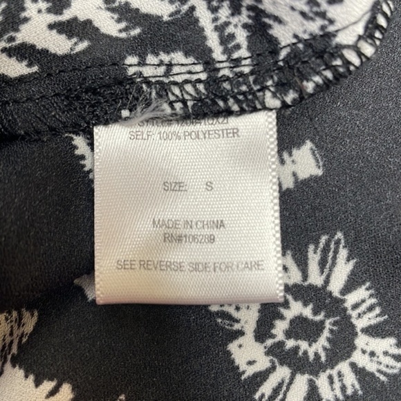 SOCIETY Girl black & white geometric print blouse. Tie details on sleeves. Small - Picture 11 of 12